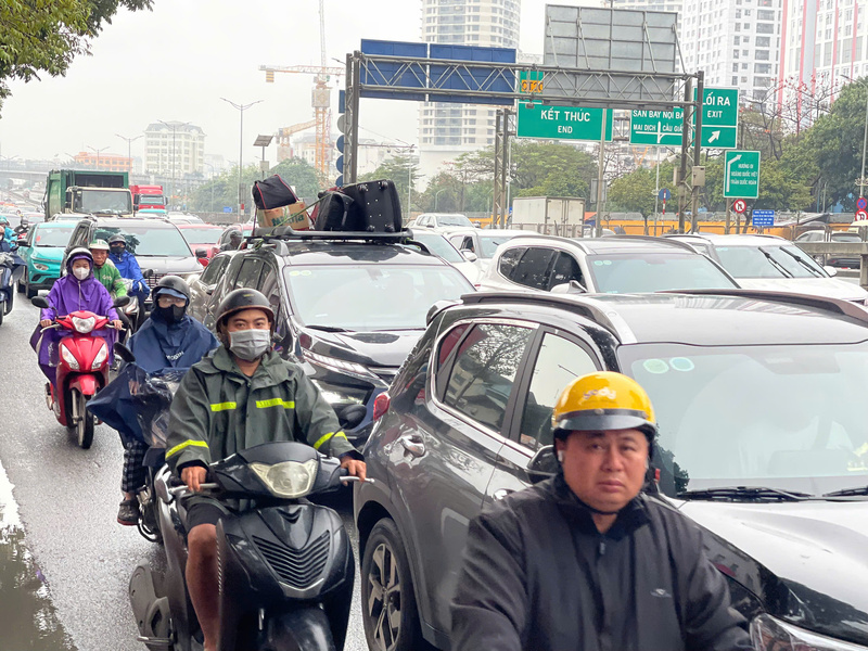 Ngày cuối cùng của kỳ nghỉ Tết, dòng người từ khắp các tỉnh thành quay trở lại Hà Nội để Ok88vip tỷ lệ kèo World Cup 2026 và học tập, mang theo nhiều hành lý lỉnh kỉnh. Ảnh: Mai Linh