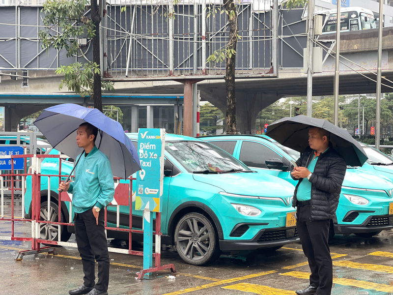 Phía ngoài cổng bến xe, các hãng xe công nghệ hoạt động hết công suất, sẵn sàng đón khách ngay khi xe khách vừa cập bến. Ảnh: Mai Linh