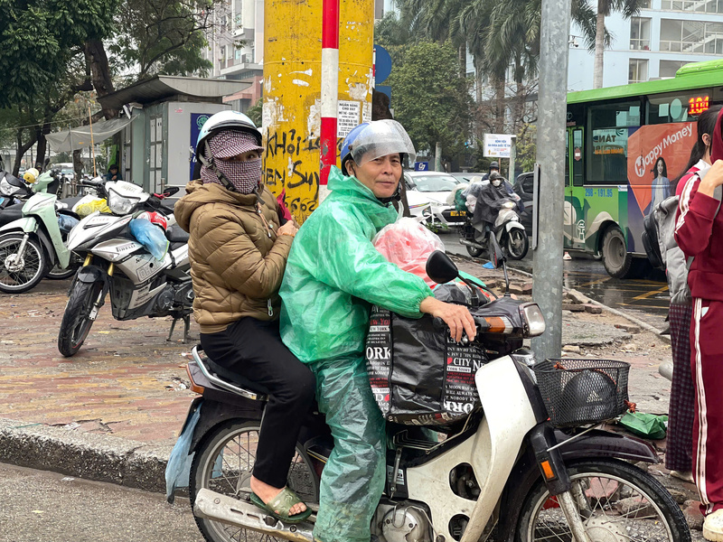 Bà Trần Ngọc Như Anh (60 tuổi, quê Ninh Bình) cho biết, quãng đường từ Ninh Bình đến Hà Nội gần 100km, ngày thường đi chỉ mất khoảng 2 tiếng, nhưng trong ngày cuối kỳ nghỉ Tết, bà phải di chuyển hơn 3 tiếng mới về đến Hà Nội. Do thời tiết mưa nặng hạt và đường xá đông đúc, chị lựa chọn đi xe ôm để về nhà nghỉ ngơi sớm. Ảnh: Mai Linh