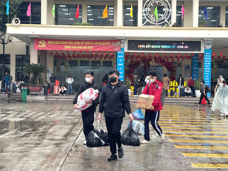 Dòng người trở lại Hà Nội vẫn tiếp tục nối dài, những chuyến xe về bến trong ngày cuối cùng của kỳ nghỉ lễ như một lời chào, chính thức khép lại chuỗi ngày nghỉ ngơi để mở ra khởi đầu cho một năm mới đầy kỳ vọng. Ảnh: Mai Linh