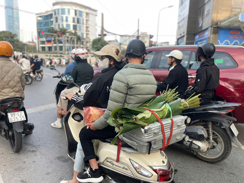 Trên các trục đường vào thành phố, không khó để bắt gặp hình ảnh nhiều phương tiện xe máy chở theo vali, đồ đạc lỉnh kỉnh. Ảnh: Mai Linh