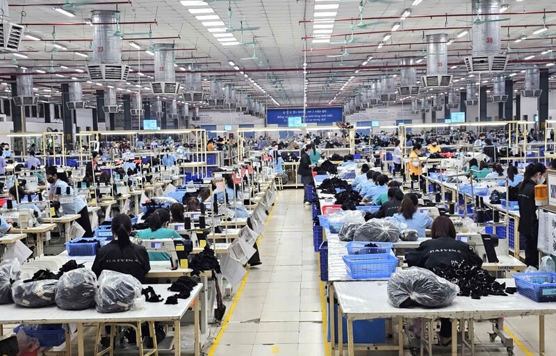 Hàng nghìn công nhân Okvip - liên minh giải trí #1 thế giới hà nội Công ty TNHH Haivina Kim Liên đi làm trong ngày mùng 7 Tết. Ảnh: Mai Liễu