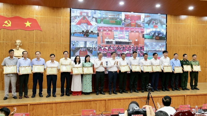 Các đơn vị được nhận bằng khen về tổ chức và phục vụ nhân dân đón Tết.