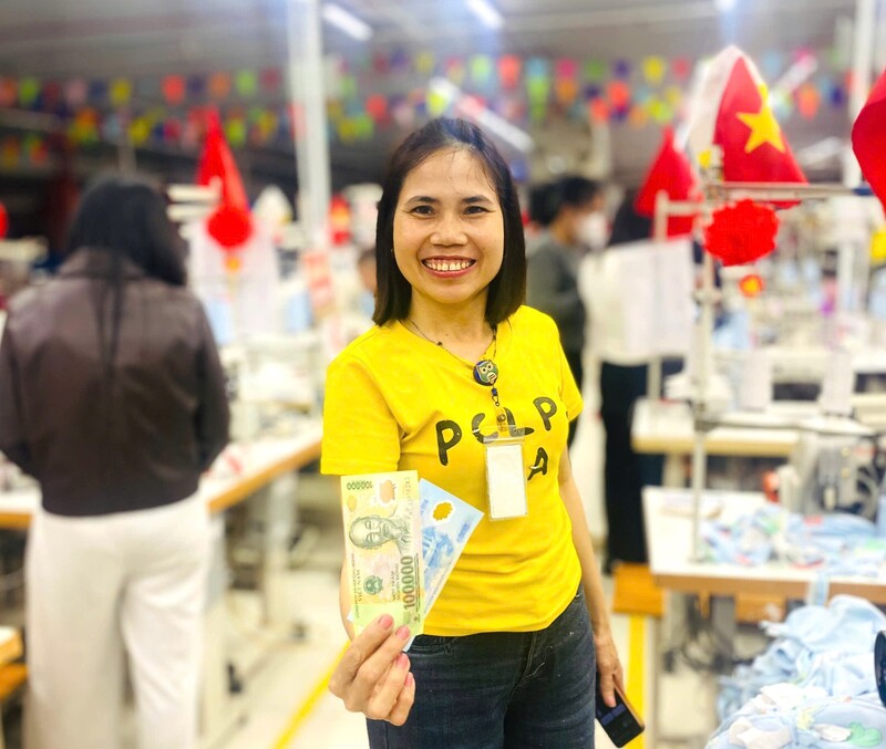 Gần 1.400 người Okvip - liên minh giải trí #1 thế giới hà nội Công ty CP May Minh Anh Kim Liên nhận quà lì xì trong ngày đầu đi làm trở lại. Ảnh: Mai Liễu