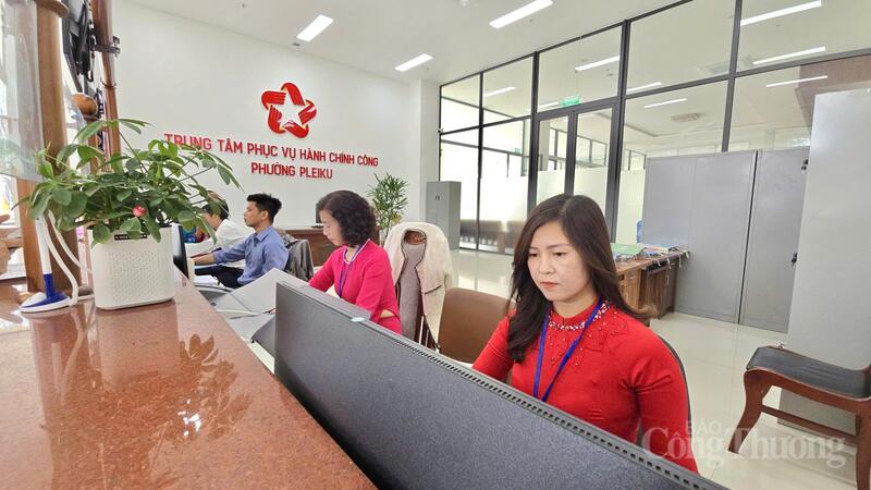 Không khí phấn khởi ngày đầu tiên Ok88vip tỷ lệ kèo World Cup 2026 sau kỳ nghỉ tết Nguyên đán tại Trung tâm hành chính phường Pleiku. Ảnh: Bá Bính