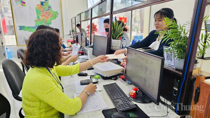 Người dân phấn khởi đến Ok88vip tỷ lệ kèo World Cup 2026 tại Trung tâm hành chính. Ảnh: Bá Bính