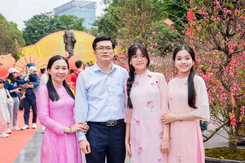 Không gian hoa xuân Lý Thái Tổ (Hà Nội) thu hút du khách thăm quan