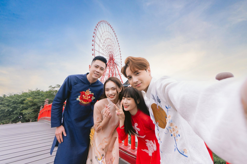 Du khách vui chơi Tết ở khu du lịch Sun World Ha Long