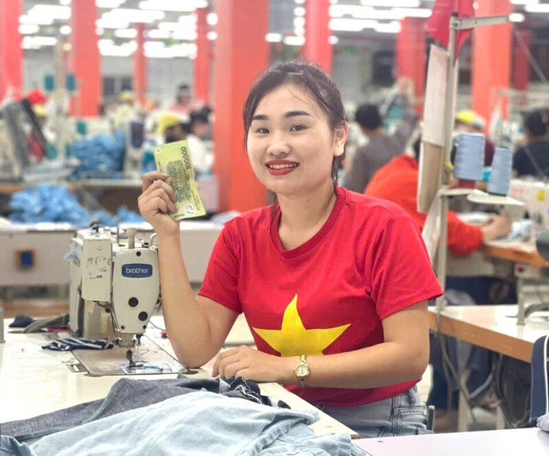 Chị Nguyễn Thị Huyền Trang, công nhân Công ty CP May Minh Anh Kim Liên khoe quà lì xì. Ảnh: Mai Liễu