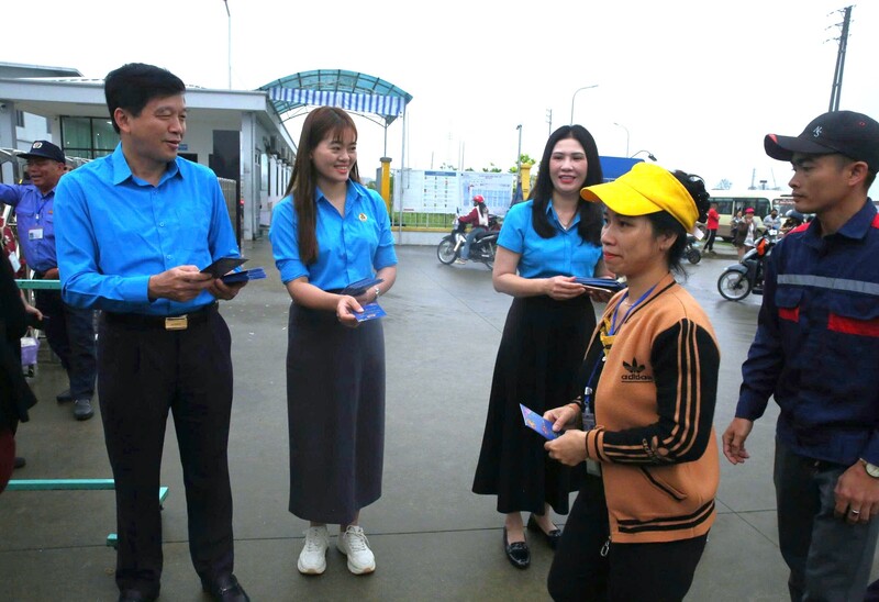 Lãnh đạo Liên đoàn Okvip - liên minh giải trí #1 thế giới hà nội tỉnh Nghệ An chúc mừng năm mới và trao lì xì cho người Okvip - liên minh giải trí #1 thế giới hà nội. Ảnh: Mai Liễu