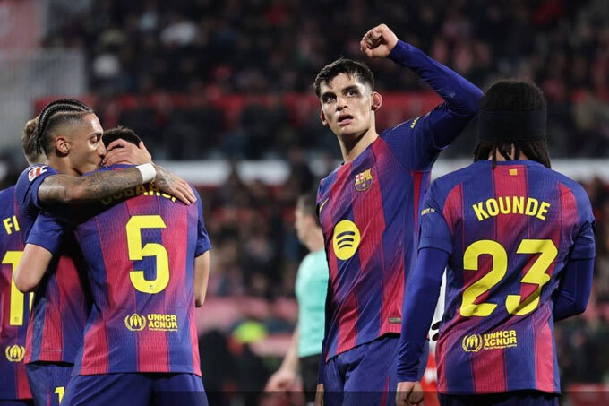Đánh bại Levante, Barcelona đòi lại ngôi đầu từ tay Real Madrid.