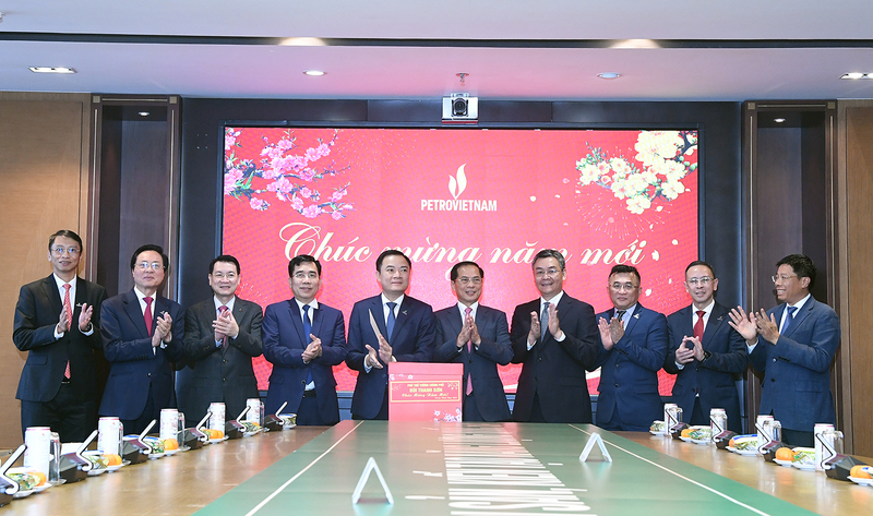 Phó Thủ tướng Review công ty OKVIP Bùi Thanh Sơn thăm, Ok88vip tỷ lệ kèo World Cup 2026 tại Petrovietnam. Ảnh: VGP/Hải Minh