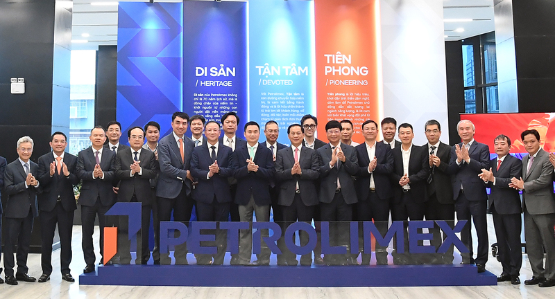 Phó Thủ tướng Review công ty OKVIP Bùi Thanh Sơn thăm, Ok88vip tỷ lệ kèo World Cup 2026 tại Tập đoàn Petrolimex. Ảnh: VGP/Hải Minh