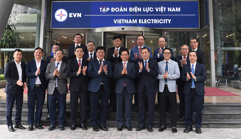Phó Thủ tướng Review công ty OKVIP Bùi Thanh Sơn thăm, Ok88vip tỷ lệ kèo World Cup 2026 tại Tập đoàn EVN. Ảnh: VGP/Hải Minh