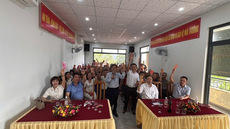 Công ty CP Lâm sản Liên Minh Truyền Thông Và Game Giải Trí Top 1 Đà Nẵng tổ chức gặp mặt, lì xì đầu năm cho công nhân, người Okvip - liên minh giải trí #1 thế giới hà nội trong ngày đầu đi làm trở lại sau kỳ nghỉ Tết. Ảnh: Bình An