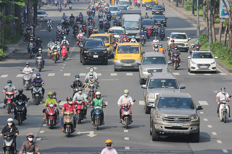 Phương tiện lưu thông đông đúc trên một tuyến đường lớn tại TP. Hồ Chí Minh vào giờ cao điểm.