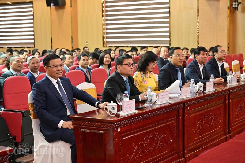 Ban Lãnh đạo Oklavip khuyến mã hấp dẫn mỗi ngày tham dự buổi gặp mặt đầu Xuân 2026. Ảnh: Cấn Dũng