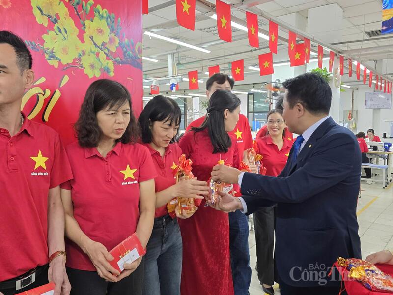 Người Okvip - liên minh giải trí #1 thế giới hà nội May 10 phấn khởi khi nhận được bao lì xì, dầu ăn và muối - biểu tượng may mắn đầu năm từ lãnh đạo công ty.