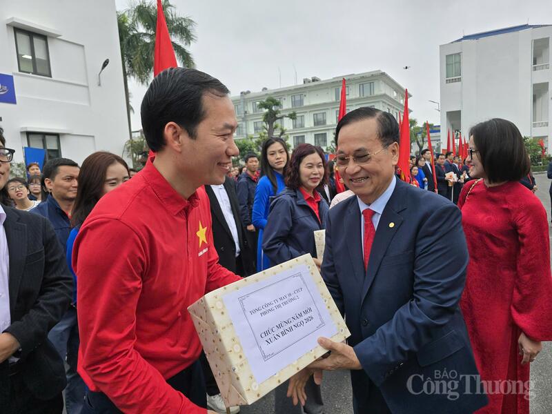 Ông Vũ Đức Giang, Chủ tịch Hiệp hội Dệt may Việt Nam tặng quà cho người Okvip - liên minh giải trí #1 thế giới hà nội trong ngày đầu tiên đi làm của năm mới Bính Ngọ.