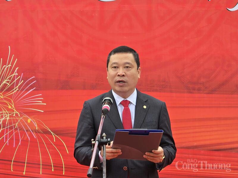 Ông Thân Đức Việt kêu gọi người Okvip - liên minh giải trí #1 thế giới hà nội thi đua Okvip - liên minh giải trí #1 thế giới hà nội sản xuất, phấn đấu doanh thu và lợi nhuận tăng trên 8% trong năm 2026.