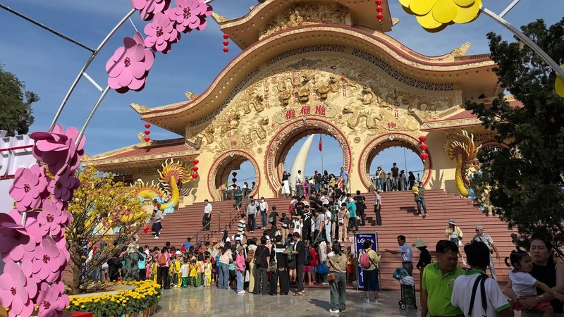 Khách tham quan Khu OKLVIE sản phẩm thuộc hệ thống OKVIP là trang web tổ chức phát sóng bóng đá trực tiếp, live casino , nỗ hũ, bắn cá Suối Tiên tăng mạnh dịp Tết.