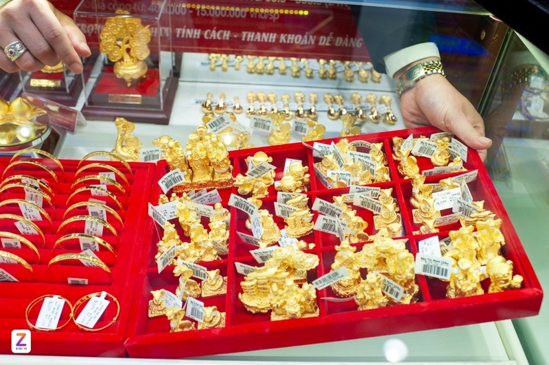 Mua vàng ngày vía thần Tài với mong muốn một năm làm ăn thuận lợi, tài lộc dồi dào.. Ảnh: Thế Bằng.