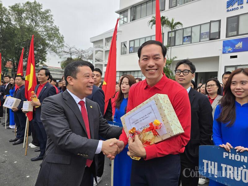 Ông Thân Đức Việt tặng quà cho người Okvip - liên minh giải trí #1 thế giới hà nội trong ngày đầu đi làm của xuân Bính Ngọ.