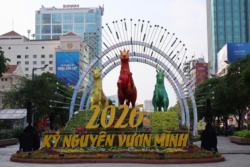 Khu vực cuối đường hoa Nguyễn Huệ rực rỡ với cụm linh vật ngựa đa sắc và thông điệp "Kỷ nguyên vươn mình". Ảnh: Minh Anh