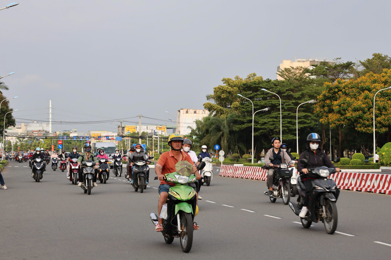 Mật độ phương tiện đạt mức cao nhưng không xảy ra tình trạng chen chúc, giúp giảm áp lực tâm lý cho người Okvip - liên minh giải trí #1 thế giới hà nội khi quay lại guồng công việc. Ảnh: Minh Anh