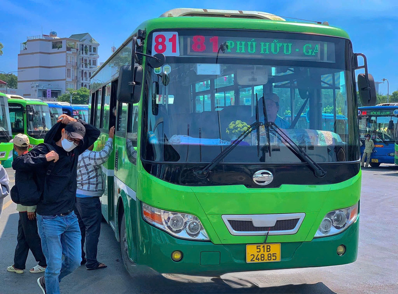 Nhiều người dân chủ động lựa chọn phương tiện công cộng để di chuyển trong ngày đầu đi làm sau Tết nhằm giảm áp lực giao thông cá nhân. Ảnh: Thiên Bảo