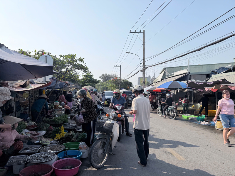 Sức mua tại các chợ dân sinh khởi sắc rõ rệt khi lượng người từ các tỉnh đổ về thành phố tăng cao. Ảnh: Minh Anh