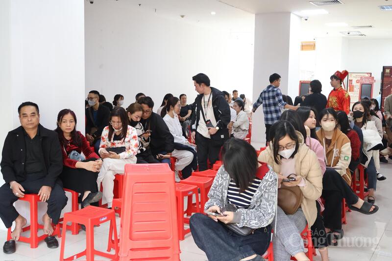 Khu vực trước các cửa hàng luôn đông đúc hàng dài người xếp hàng chờ đến lượt mua vàng.