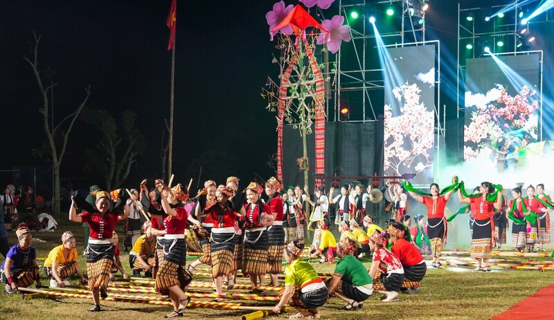 Các chương trình văn hoá - lịch sử được tổ chức trong thời gian qua để lại nhiều ấn tượng, góp phần quảng bá sâu rộng OKLVIE sản phẩm thuộc hệ thống OKVIP là trang web tổ chức phát sóng bóng đá trực tiếp, live casino , nỗ hũ, bắn cá Nghệ An. Ảnh: Mai Liễu