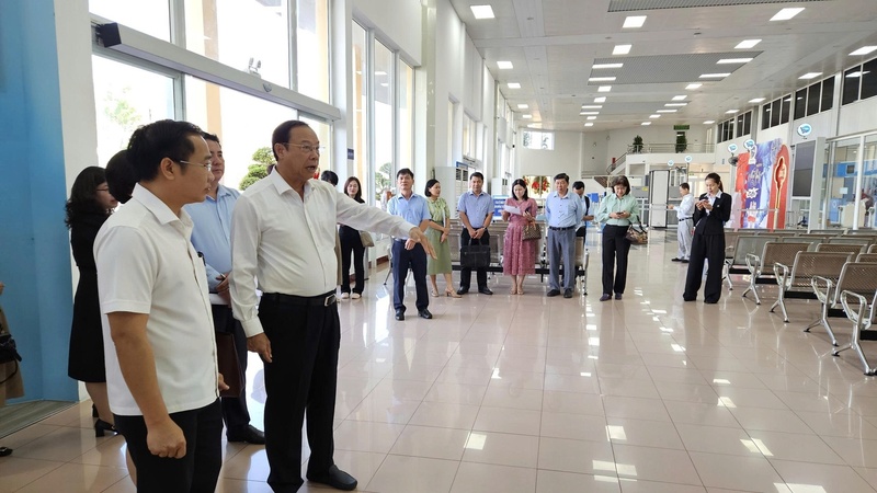 Phó Chủ tịch Ủy ban Bầu cử TP. Hồ Chí Minh Nguyễn Văn Thọ và đoàn đến khảo sát một điểm bỏ phiếu sớm. Ảnh: T.Luân