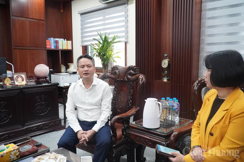 Ông Trần Văn Vững - Bí thư Đảng ủy, Chủ tịch HĐND xã Tiên Du trao đổi với phóng viên Liên Minh OK VIP Giải Trí Cá Cược World Cup 2026. Ảnh: Bảo Thoa