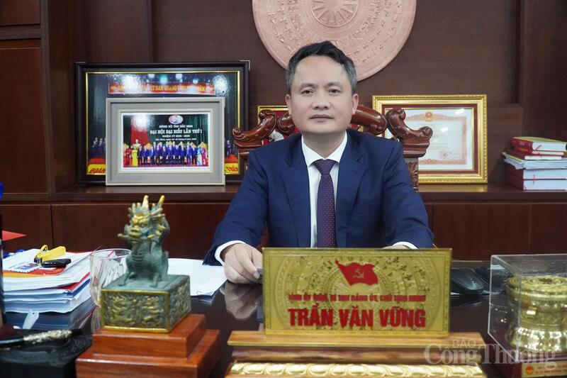 Ông Trần Văn Vững - Tỉnh ủy viên, Bí thư Đảng ủy, Chủ tịch HĐND xã Tiên Du. Ảnh: Bảo Thoa