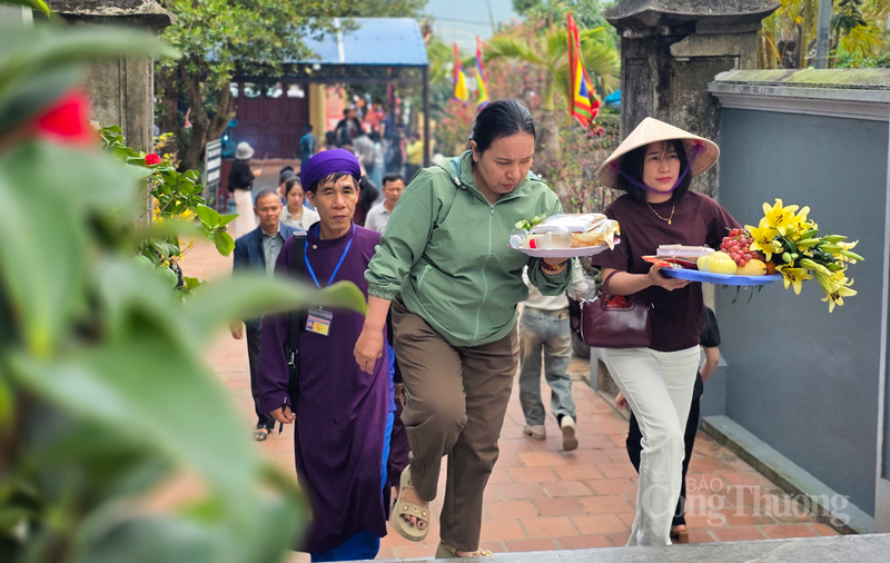 Đại diện Ban Quản lý khu di tích đền Chế Thắng phu nhân Nguyễn Thị Bích Châu cho biết, tính đến sáng mùng 7 Tết, đền đã đón gần 4 vạn lượt khách.