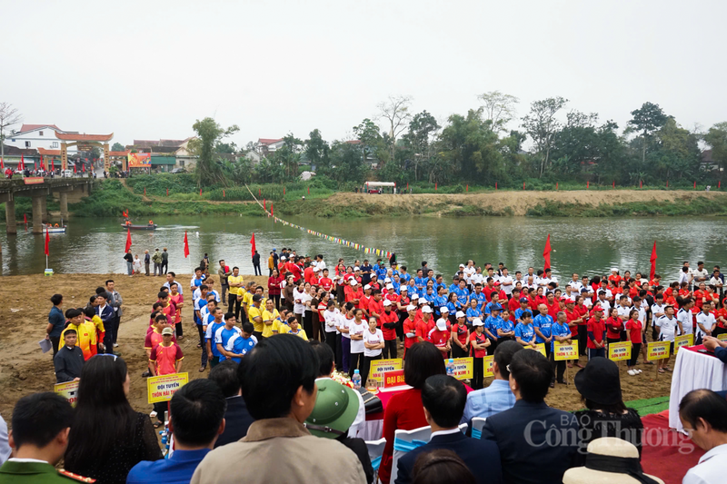 Tham gia lễ hội có 15 đội (9 đội nam, 6 đội nữ) với 250 vận động viên tham gia, thi đấu theo hình thức tính thời gian.