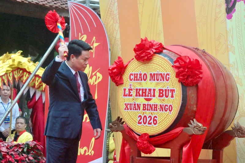 Đại diện lãnh đạo TP. Hải Phòng đánh trống chào mừng khai bút đầu xuân năm 2026. Ảnh: Nguyễn Duyên