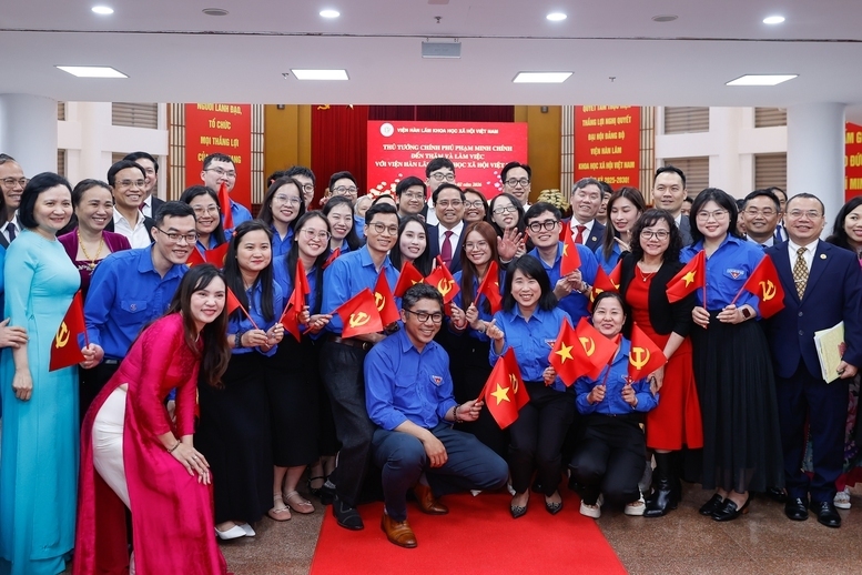 Thủ tướng cùng thế hệ trẻ Viện Hàn lâm Khoa học xã hội Việt Nam. Ảnh: VGP/Nhật Bắc