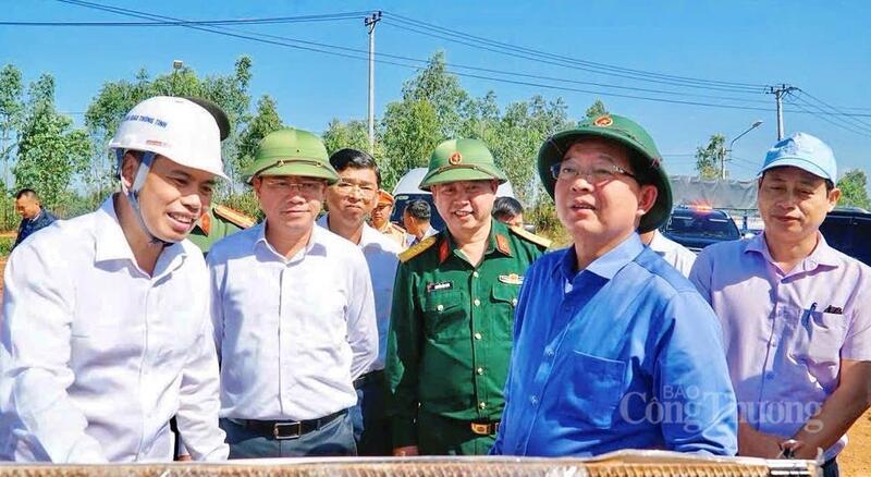 Phó Thủ tướng Review công ty OKVIP Hồ Quốc Dũng (thứ hai từ phải qua) trực tiếp kiểm tra tiến độ thi công cao tốc Quy Nhơn - Pleiku tại điểm đầu tuyến thuộc phường An Nhơn.