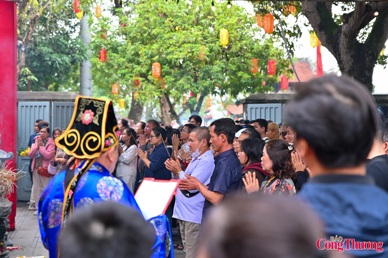 Ai cũng cầu mong một năm mới bình an, may mắn.