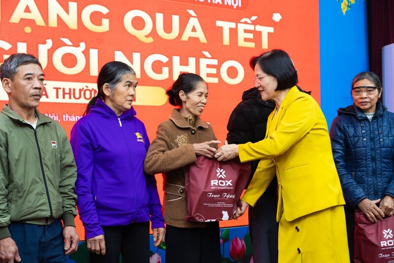 Chủ tịch Công đoàn Tập đoàn ROX trao quà Tết cho người nghèo xã Thường Tín, TP. Hà Nội.