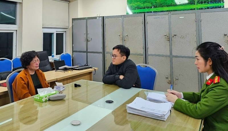 Bị can Phạm Thị Hòa, cựu Chủ tịch HĐQT Công ty Sen Tài Thu tại cơ quan công an. Ảnh: Công an TP. Hà Nội