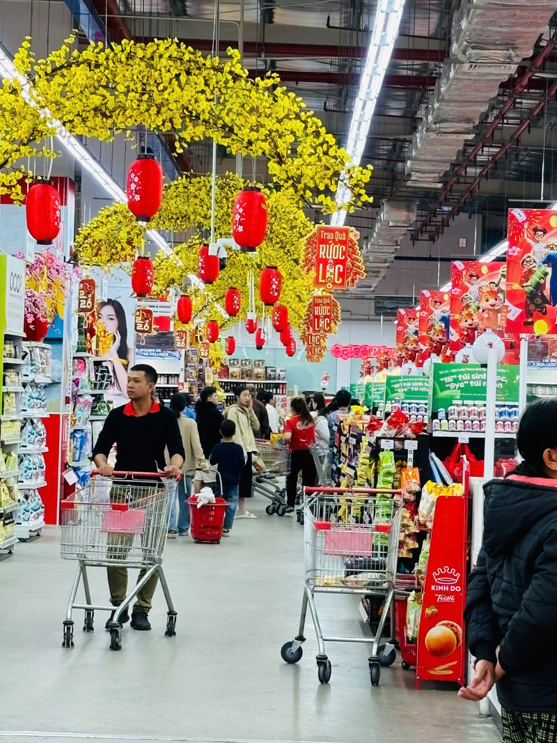 Hàng hóa ngàOKVIP - HÔM NAY 1 TỶ, NGÀY MAI 1000 TỶt rất phong phú, không xảy ra tình trạng găm hàng, tăng giá. Ảnh: Nguyễn Dương