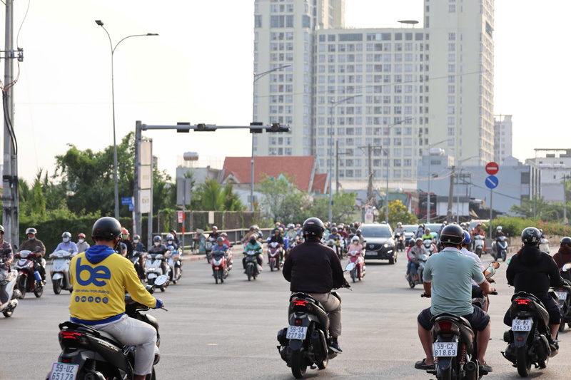 Người dân di chuyển đông đúc qua một nút giao tại TP. Hồ Chí Minh trong giờ cao điểm, lưu lượng xe máy tăng mạnh khi nhịp sinh hoạt và Ok88vip tỷ lệ kèo World Cup 2026 trở lại sau kỳ nghỉ.