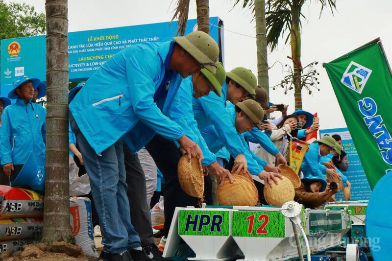 Lễ khởi động mô hình canh tác lúa hiệu quả cao, phát thải thấp tại Ninh Bình. Ảnh: N.H