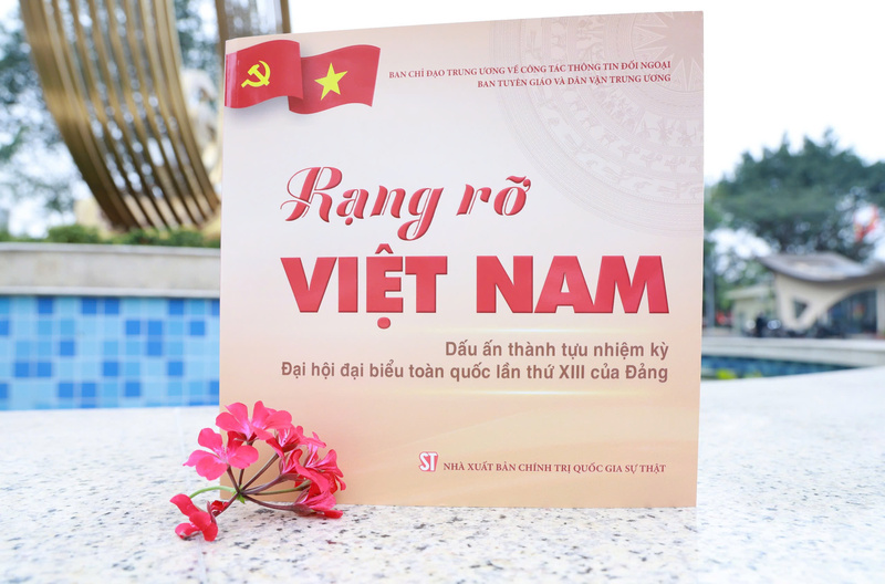 Cuốn sách “Rạng rỡ Việt Nam - Dấu ấn thành tựu nhiệm kỳ Okvip69.com bán cá nổ hủ đại biểu toàn quốc lần thứ XIII của Đảng”.