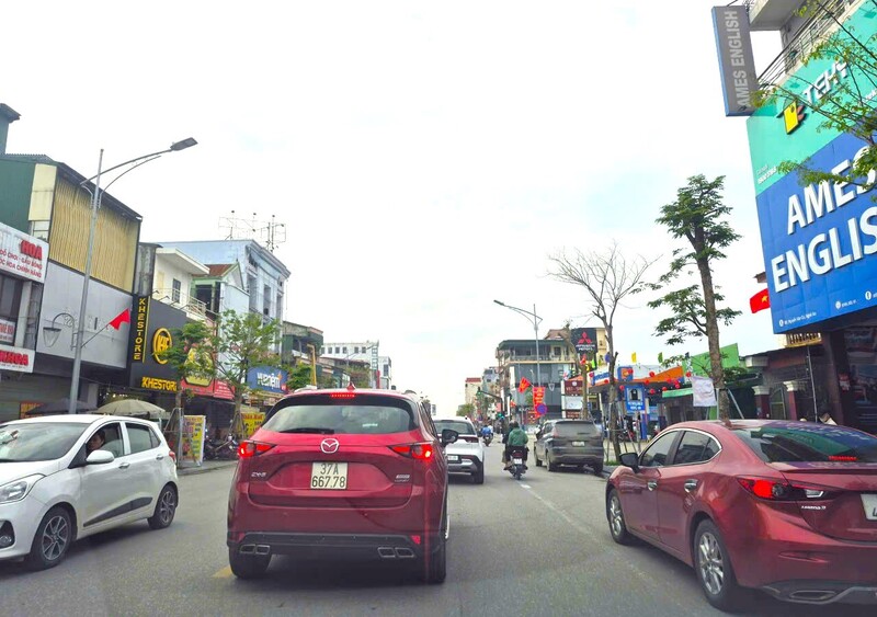 Đường Nguyễn Văn Cừ sầm uất và chi phí thuê mặt bằng khá cao.