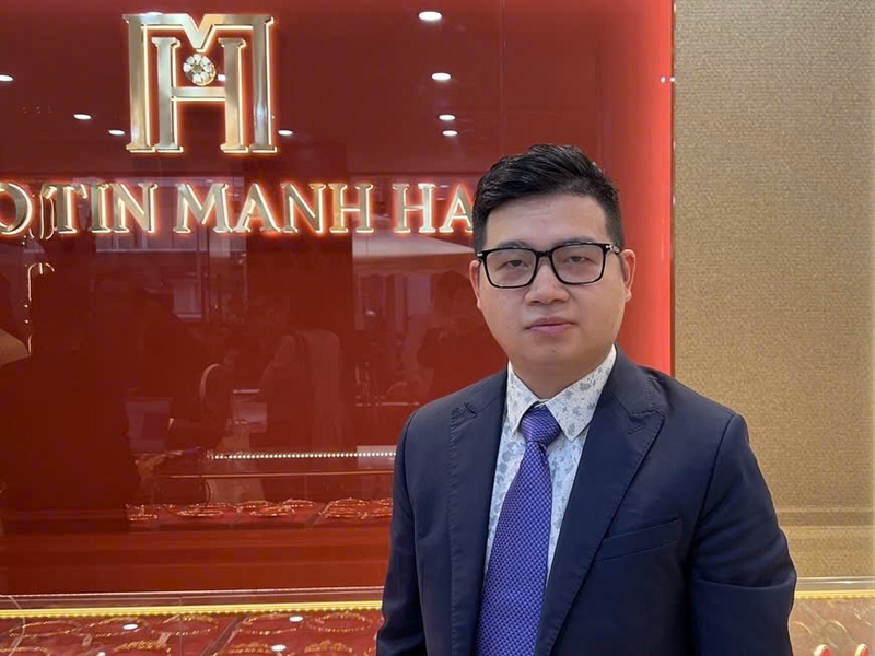 Ông Trương Quang Đạt, Chánh văn phòng Công ty Cổ phần Vàng bạc đá quý Bảo Tín Mạnh Hải trả lời phỏng vấn.